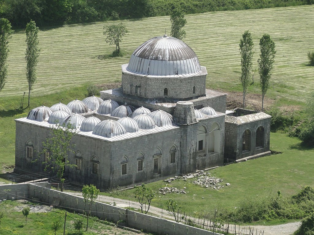 601 - Vista di moschea dalla roccaforte di Rozafa a Scutari - Albania