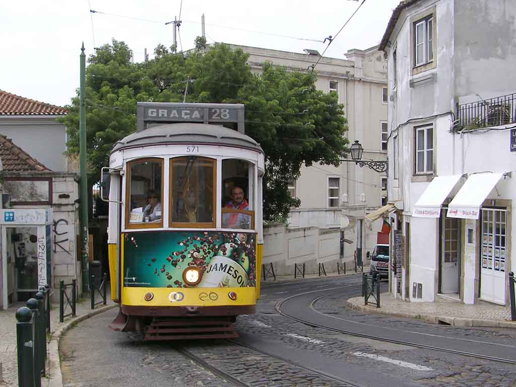 892 - Lo storico tram 28 per le strette vie di Lisbona - Portogallo