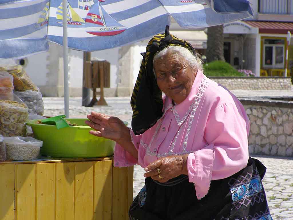 881 - Venditrice di frutta secca a Nazarï¿½ - Portogallo