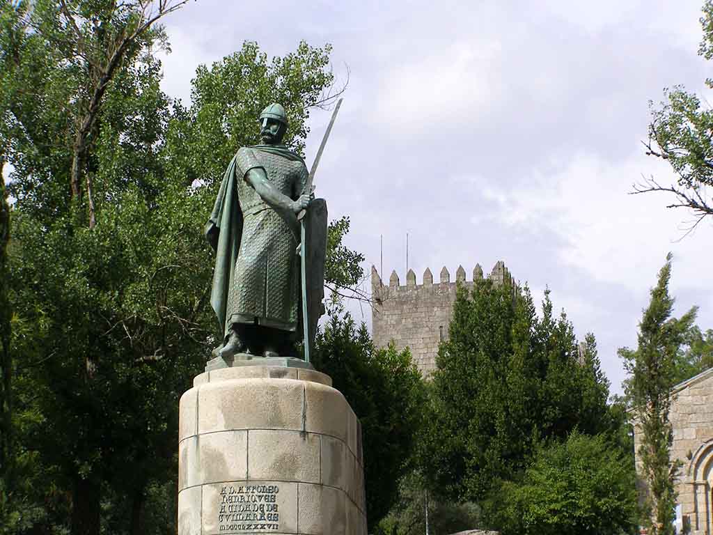 875 - Statua del primo re Alfonso Henriques presso il castello di Guimaraes - Portogallo