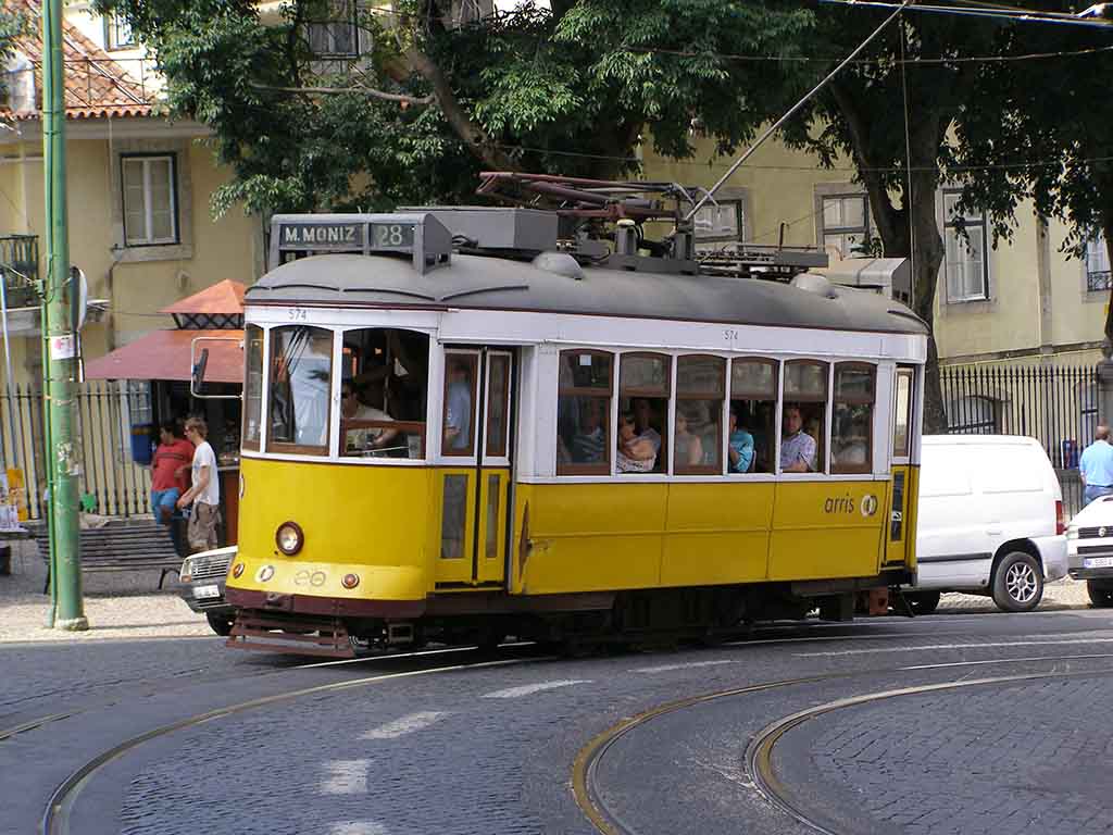 893 - Lo storico tram 28 per le strette vie di Lisbona - Portogallo