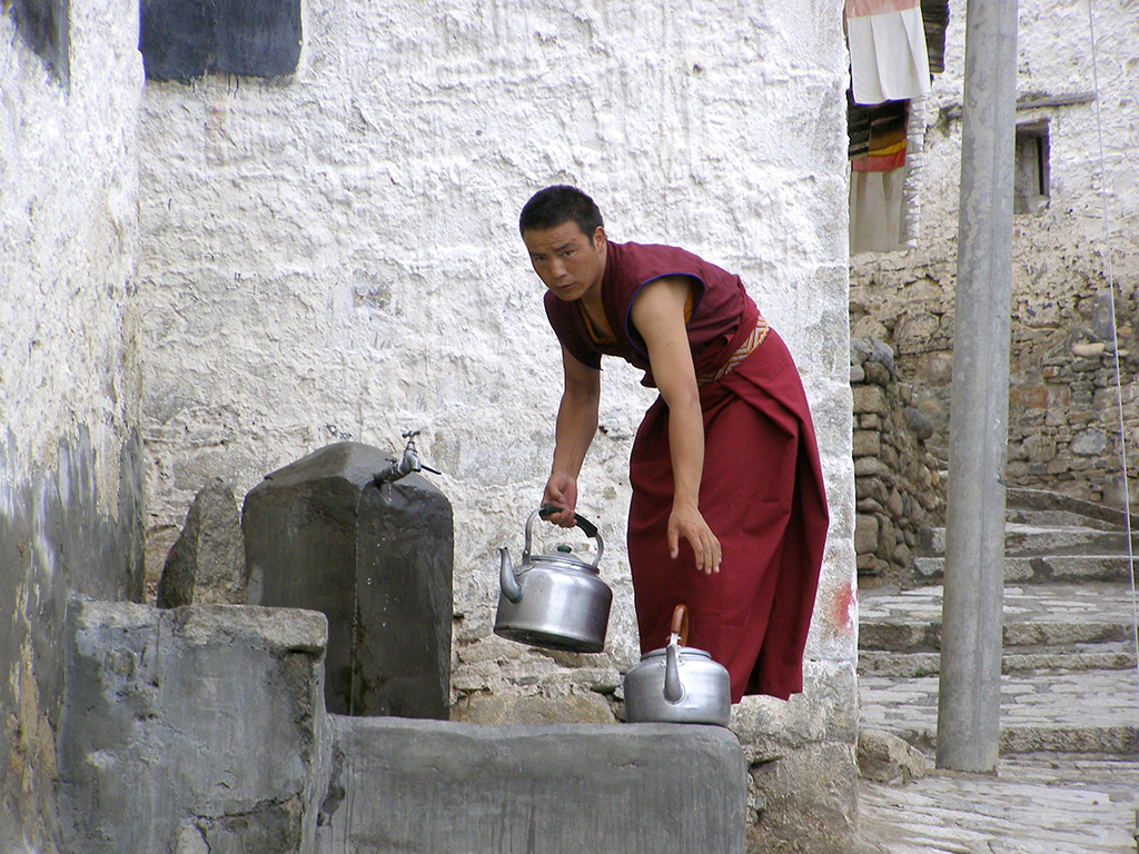 380 - Monaco presso il tempio di Jokhang - Tibet