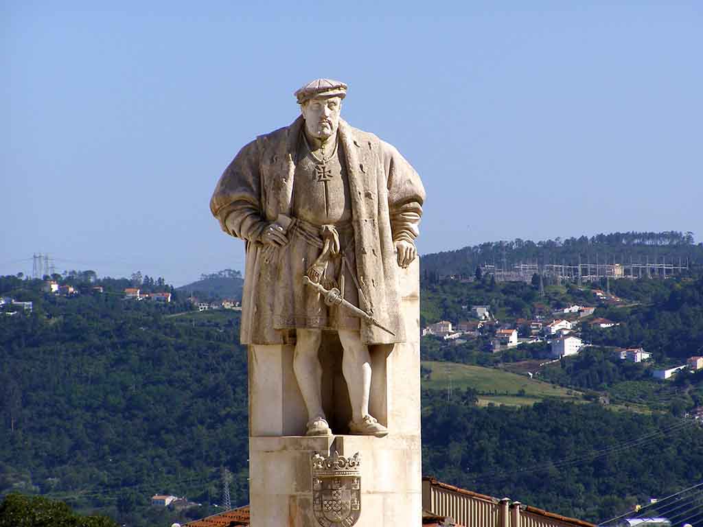 878 - Statua del re Joao III sulla piazza dell'Universita' di Coimbra - Portogallo