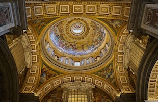 A SAN PIETRO<br> MONS. FISICHELLA<br> LEGGE L'OMELIA DEL PAPA