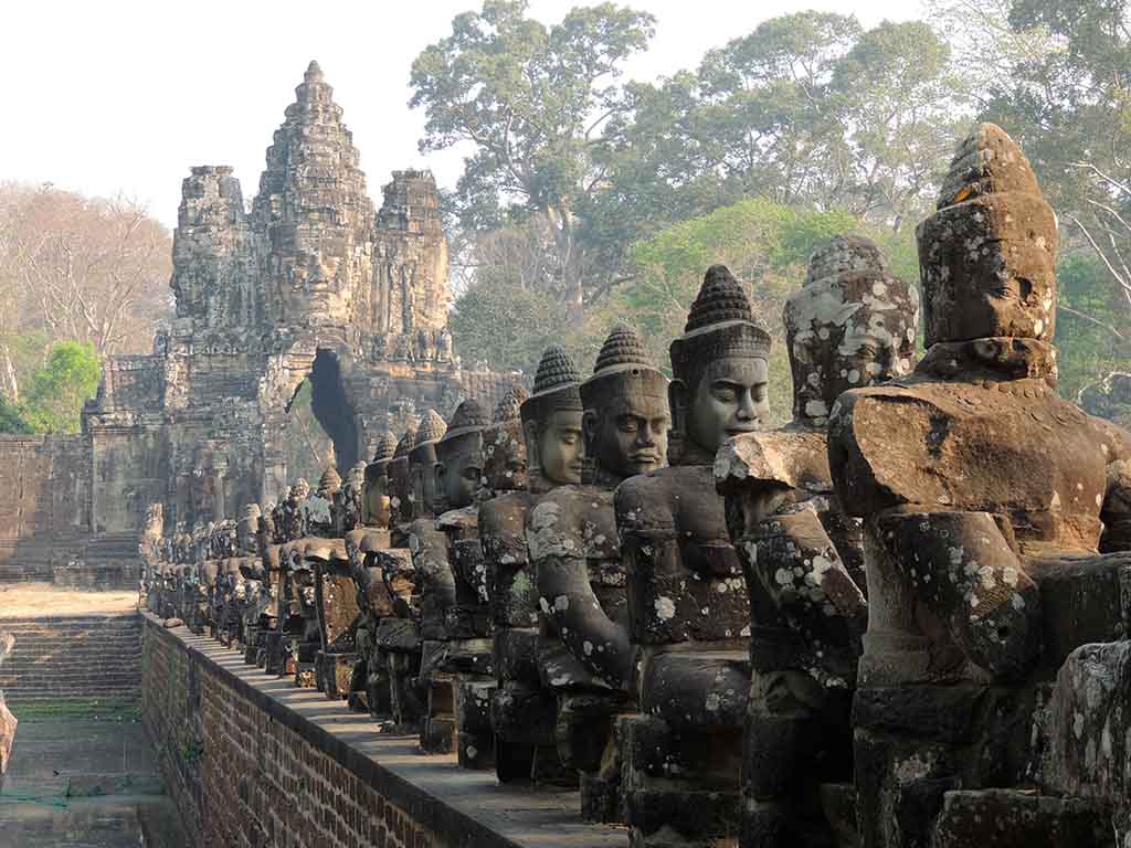 871 - Sculture del ponte sul fosso di Angkor Thom - Cambogia