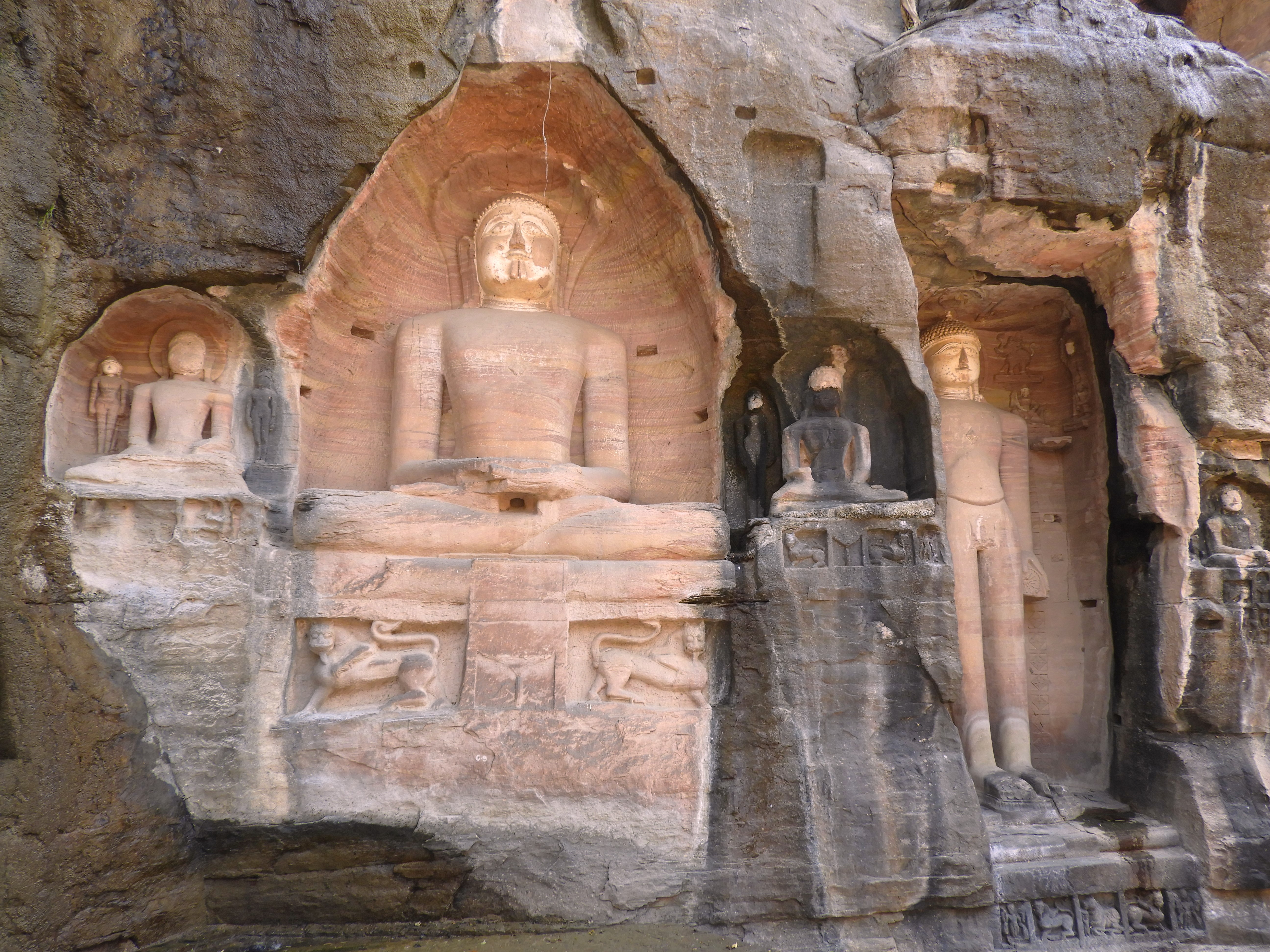 1237 - Antiche statue di Buddha nella roccia di Gwalior - India