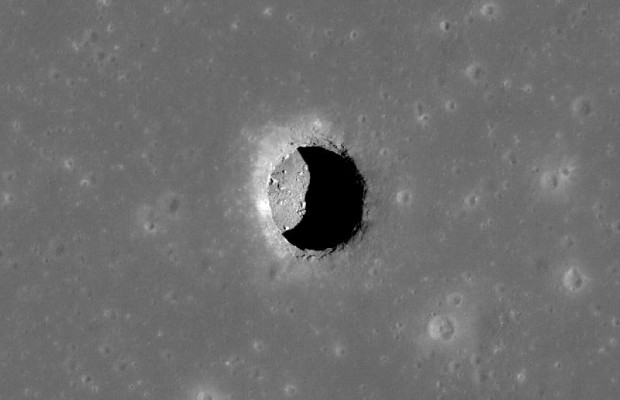 LUNA, SCIENZIATI <BR>  SCOPRONO GROTTA    