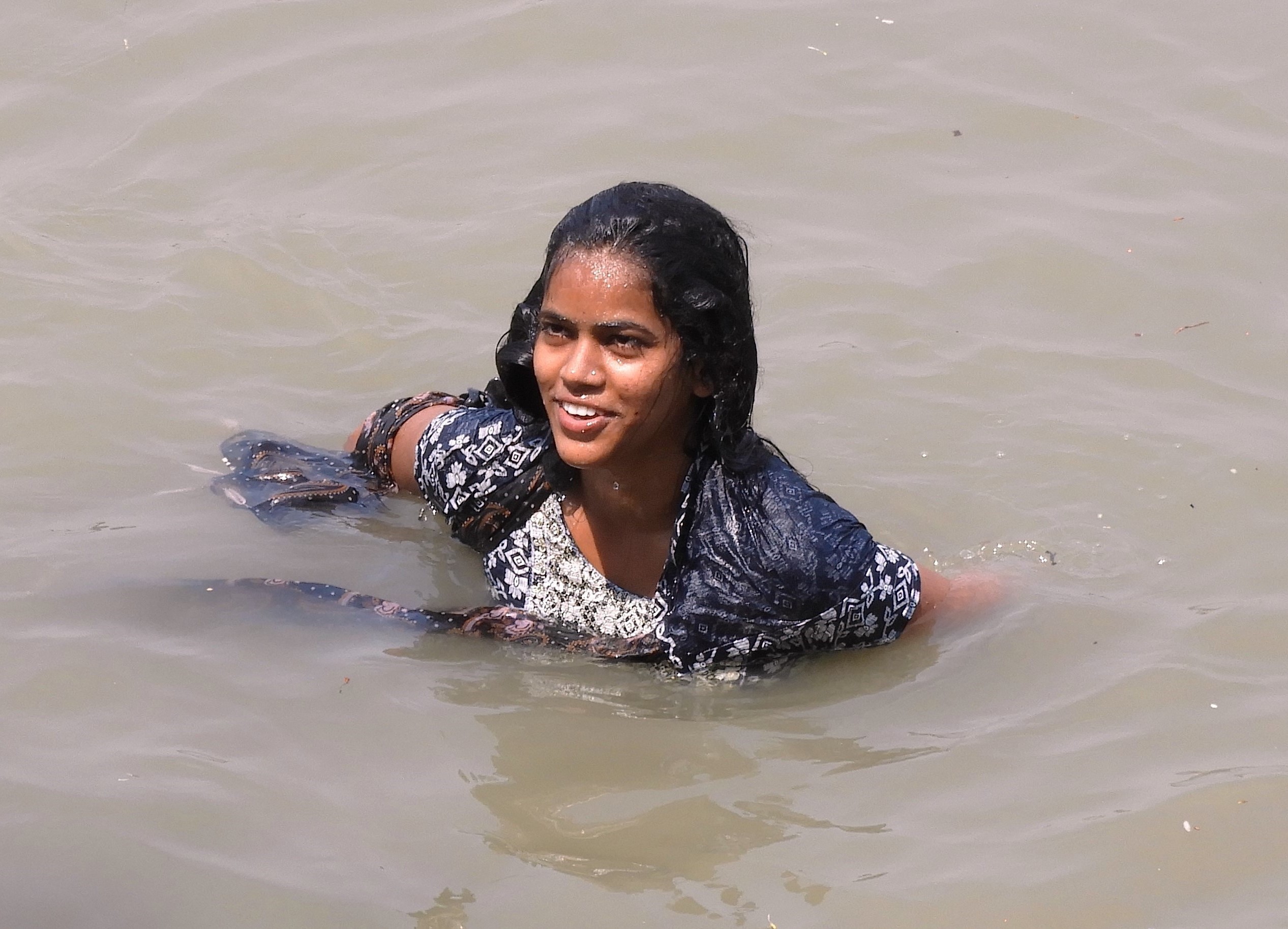 1245 - Bagno nel fiume Hughli a Calcutta - India