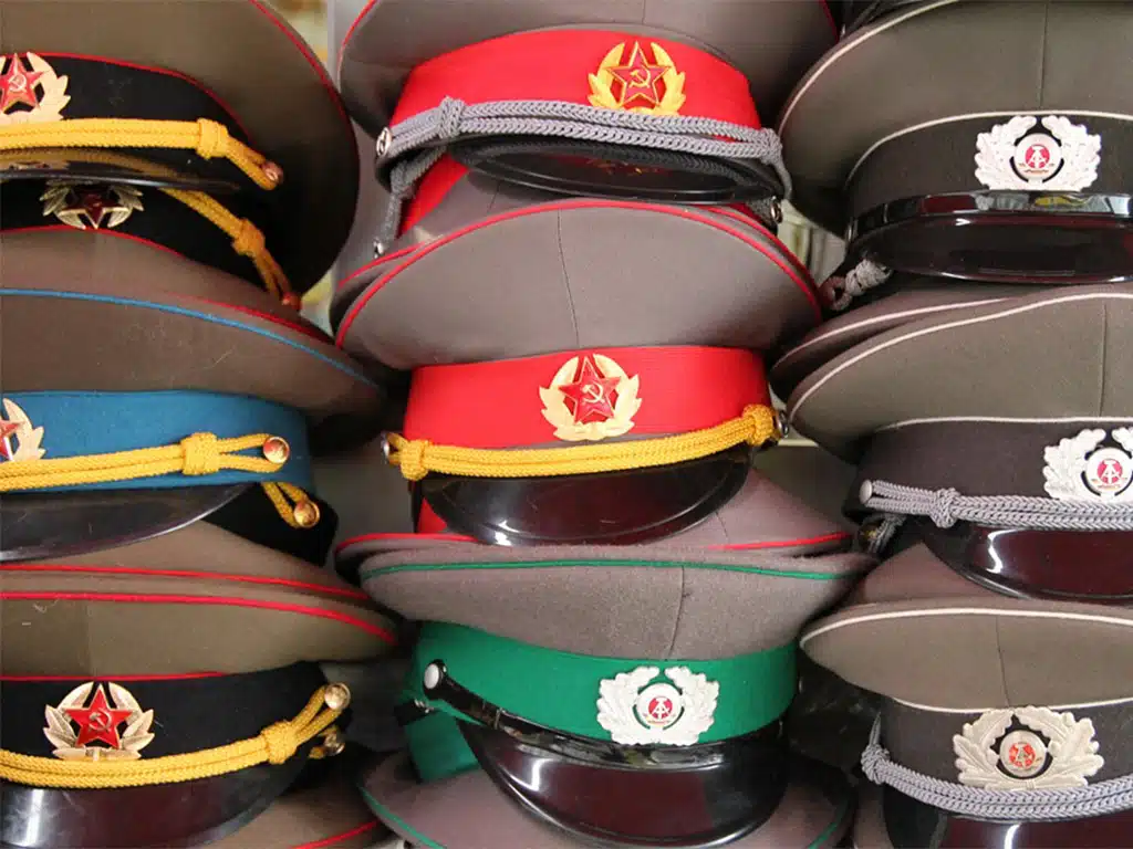 908 - cappelli militari per le strade di Mosca908 - cappelli militari per le strade di Mosca