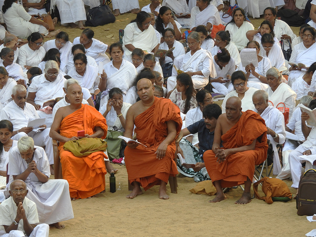 Cerimonia presso il tempio buddista Jaya Sri Maha Bodhi in Anuradhapura