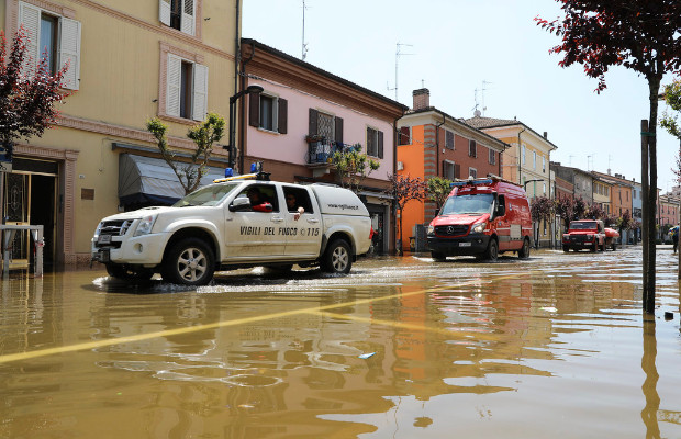 ALLUVIONE, 2 DISPERSI <br> E PIOVONO POLEMICHE 