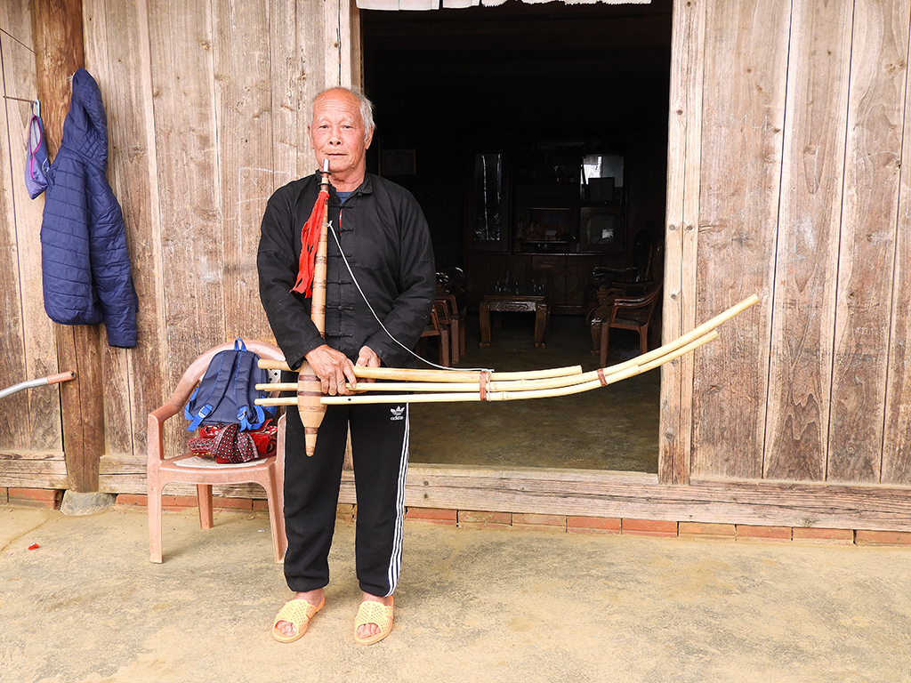 1294 - Strumento musicale tradizionale nel villaggio di Bac Ha - Vietnam