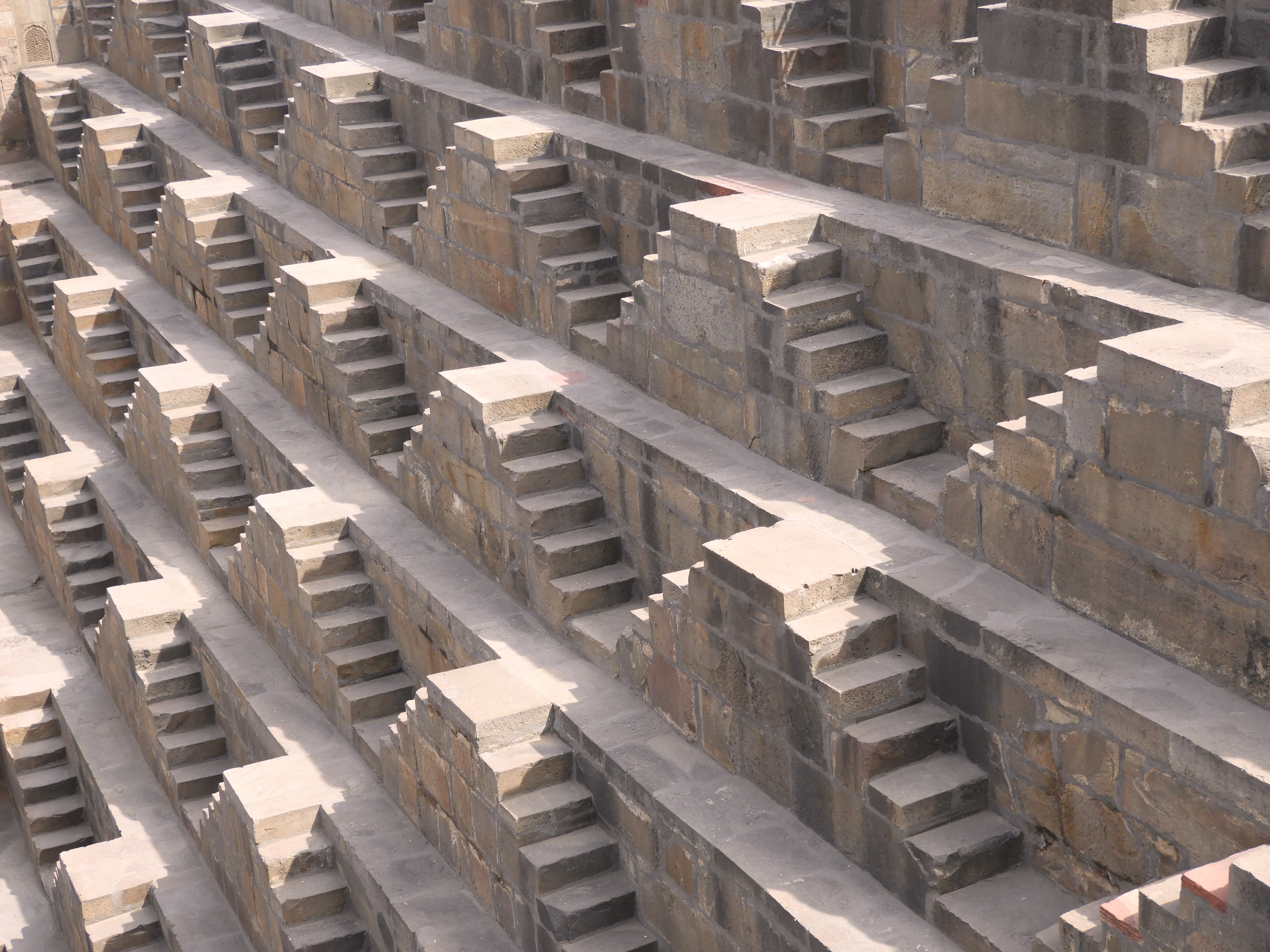 1232 - Particolare della scalinata del pozzo-palazzo di Chand Baori ad Abhaneri - India