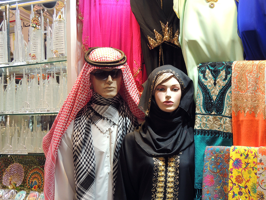 1039 - Negozio di moda locale nel souk del quartiere di Deira a Dubai - Emirati Arabi Uniti
