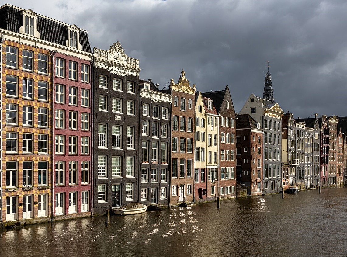 Tipiche case sul canale Damrak ad Amsterdam - Olanda