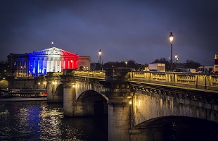 E i francesi che sâincazzano <br>tra giornali che svolazzano