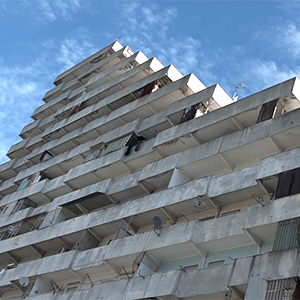 Naples / Fear in Scampia: balcony of a public housing building collapses, two dead and 13 injured