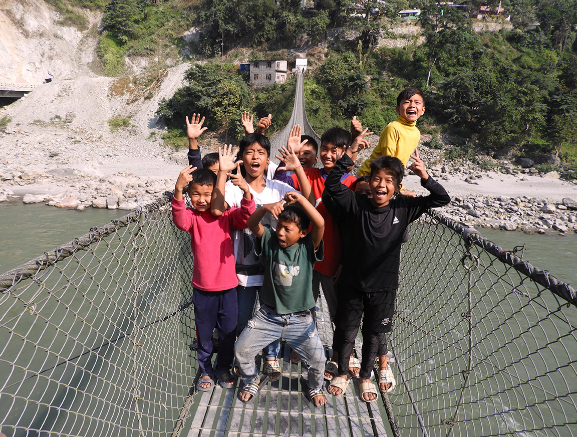 Ragazzi su ponte sospeso - Nepal