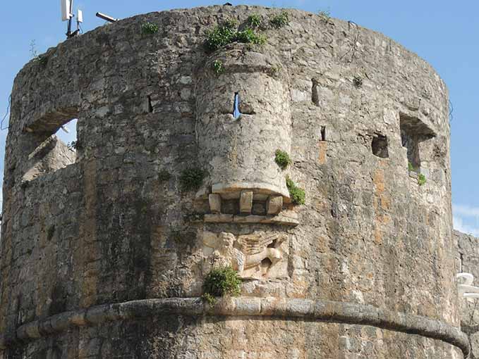 1011 - Particolare delle mura della cittadella medievale di Budva - Montenegro