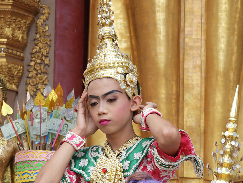 1099 - Danze presso il tempio Wat Phra Pathom Chedi - Thailandia