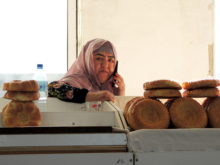 770 - venditrice di pane nel bazar di Samarcanda