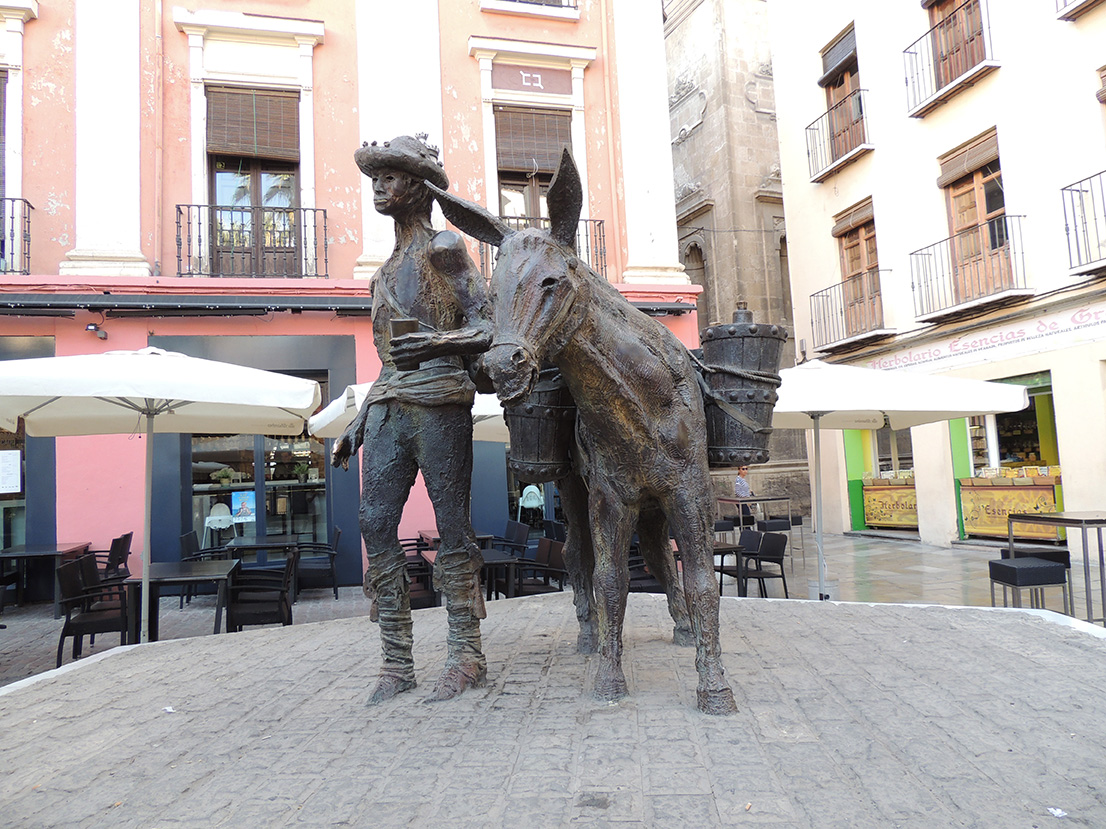 950 - Monumento al trasportatore d'acqua nella Plaza de la Romanilla a Granada - Spagna