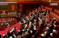 Premierato, senatrici opposizione occupano banchi governo  