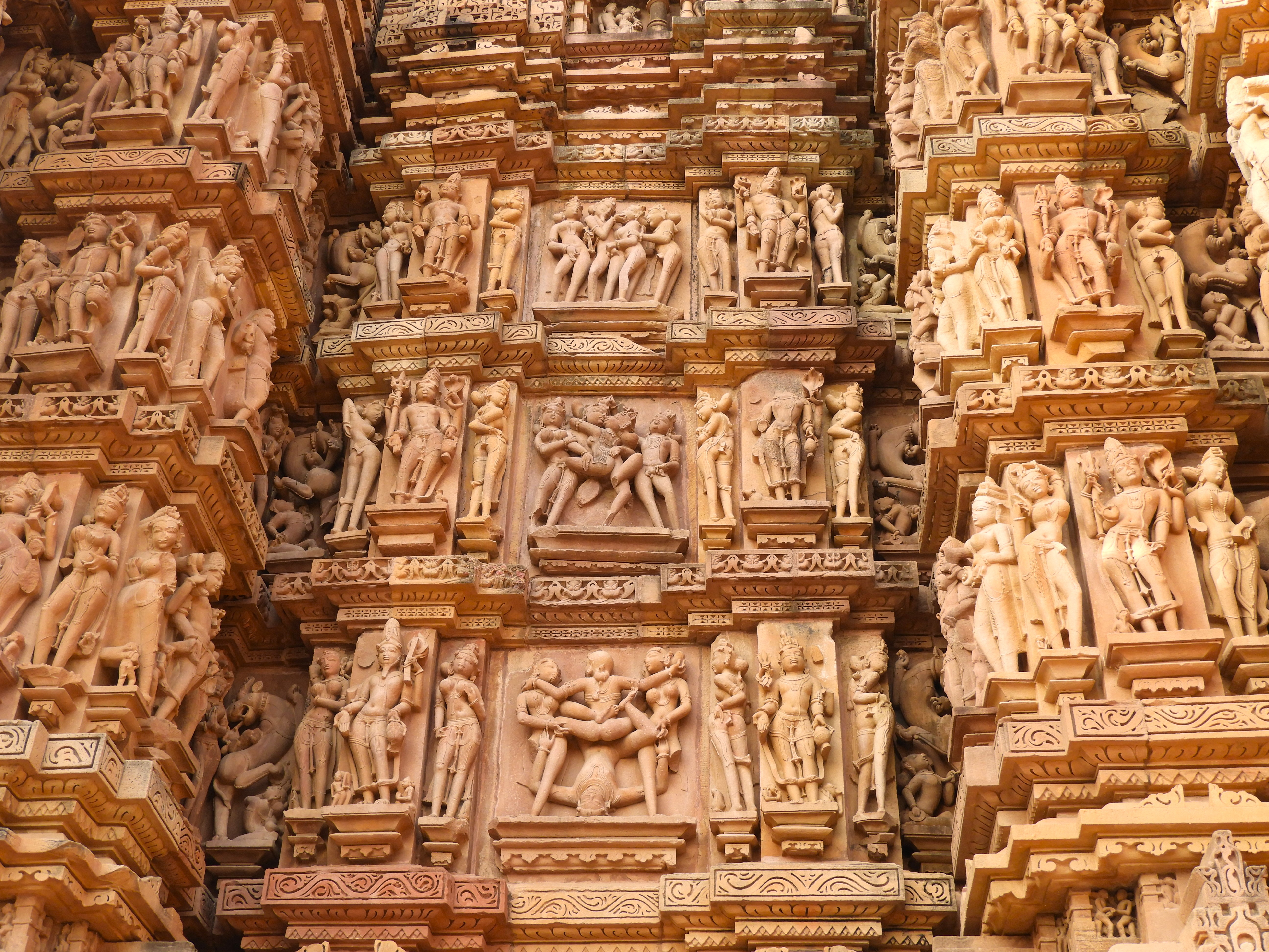 1242 - Particolare di scultura erotica su tempio di Khajuraho - India