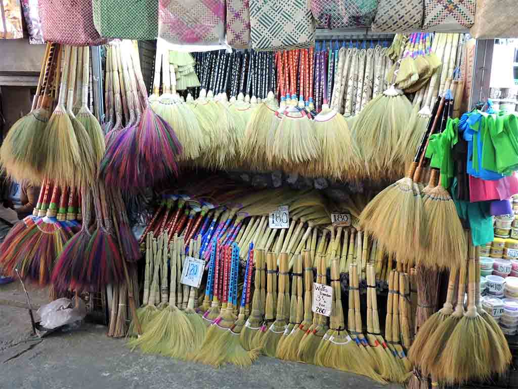 807 - Filippine - Negozio di scope al mercato di Baguio