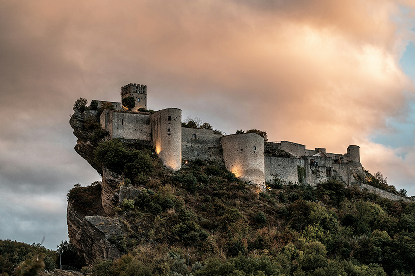 Abruzzo: il Castello di Roccascalegna e le sue leggende