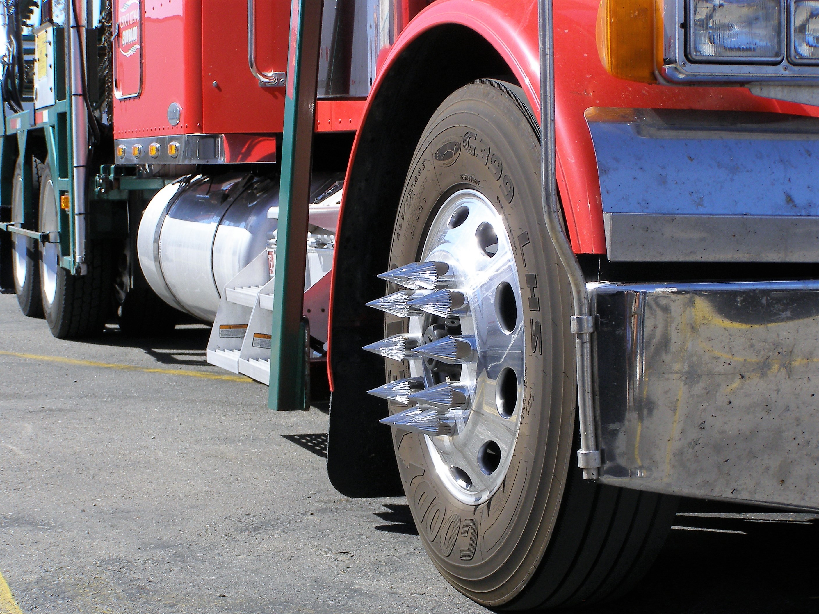 Particolare di cerchione ruota di truck americano - USA.JPG