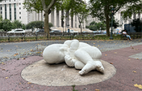 La scultura dell'artista italiano Jago al Thomas Paine Park di New York