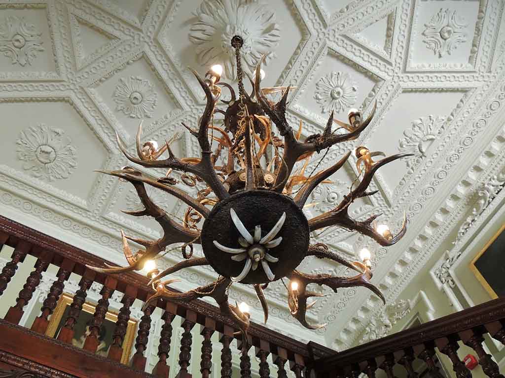 635 - Lampadario con corna di cervo all'interno del castello di Blair