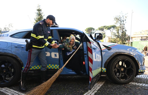 LA BEFANA DELLA POLIZIA <BR> ARRIVA IN LAMBORGHINI