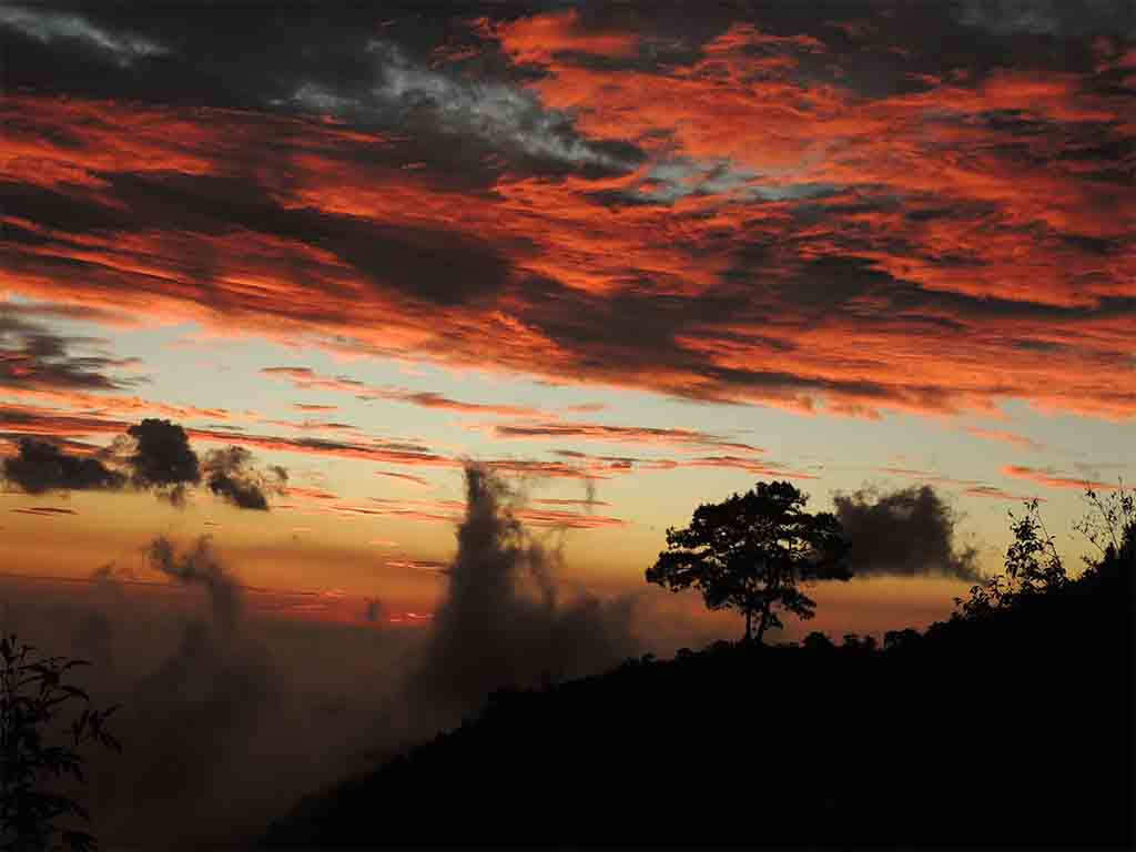 806 - Filippine - Tramonto con nebbia salente a Baguio