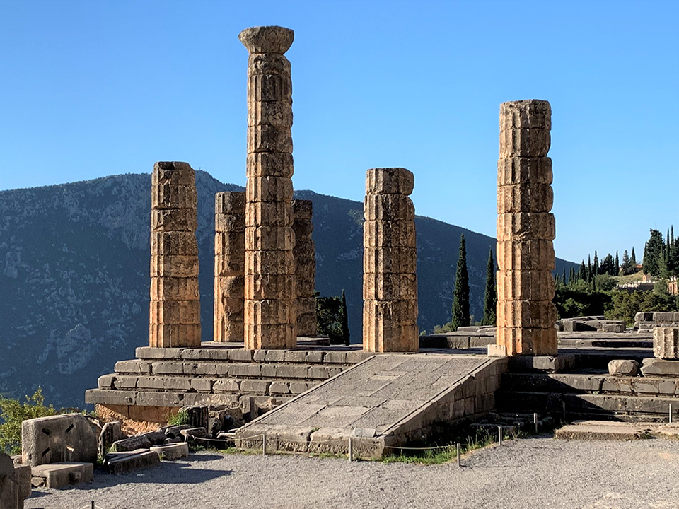 1069 - Colonne del tempio di Apollo nel sito archeologico di Delfi - Grecia 