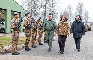 Rauti visita il contingente italiano in Lituania