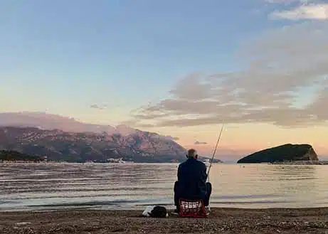 1012 - Pescatore sulla spiaggia di Budva - Montenegro