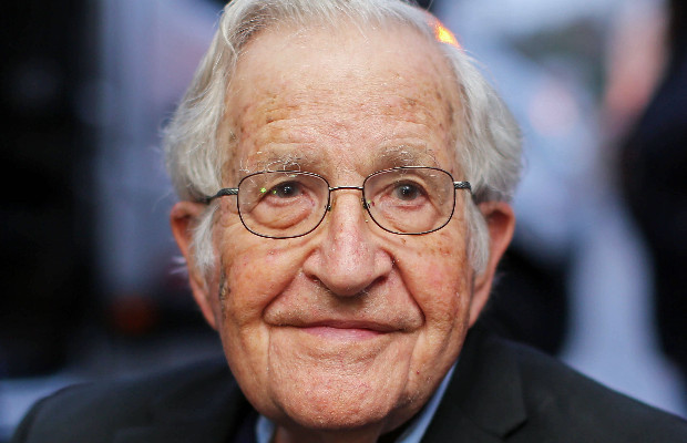 CHOMSKY, MOGLIE <br> SMENTISCE MORTE