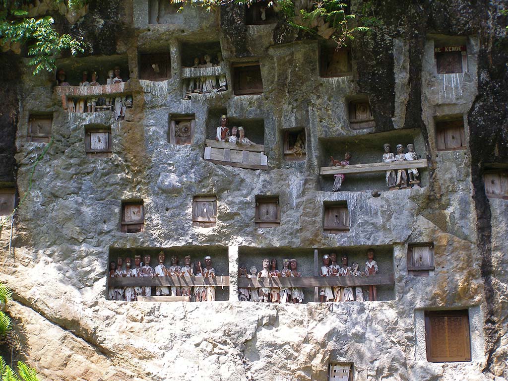 493 - Sulawesi Tana Toraja tombe sulla roccia