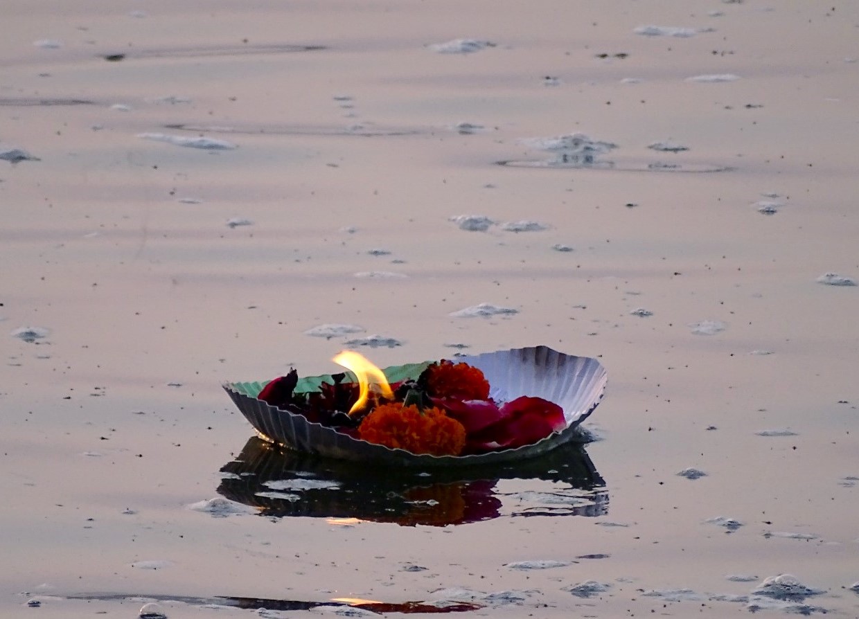 1239 - Candela flottante sul fiume Gange a Varanasi - India