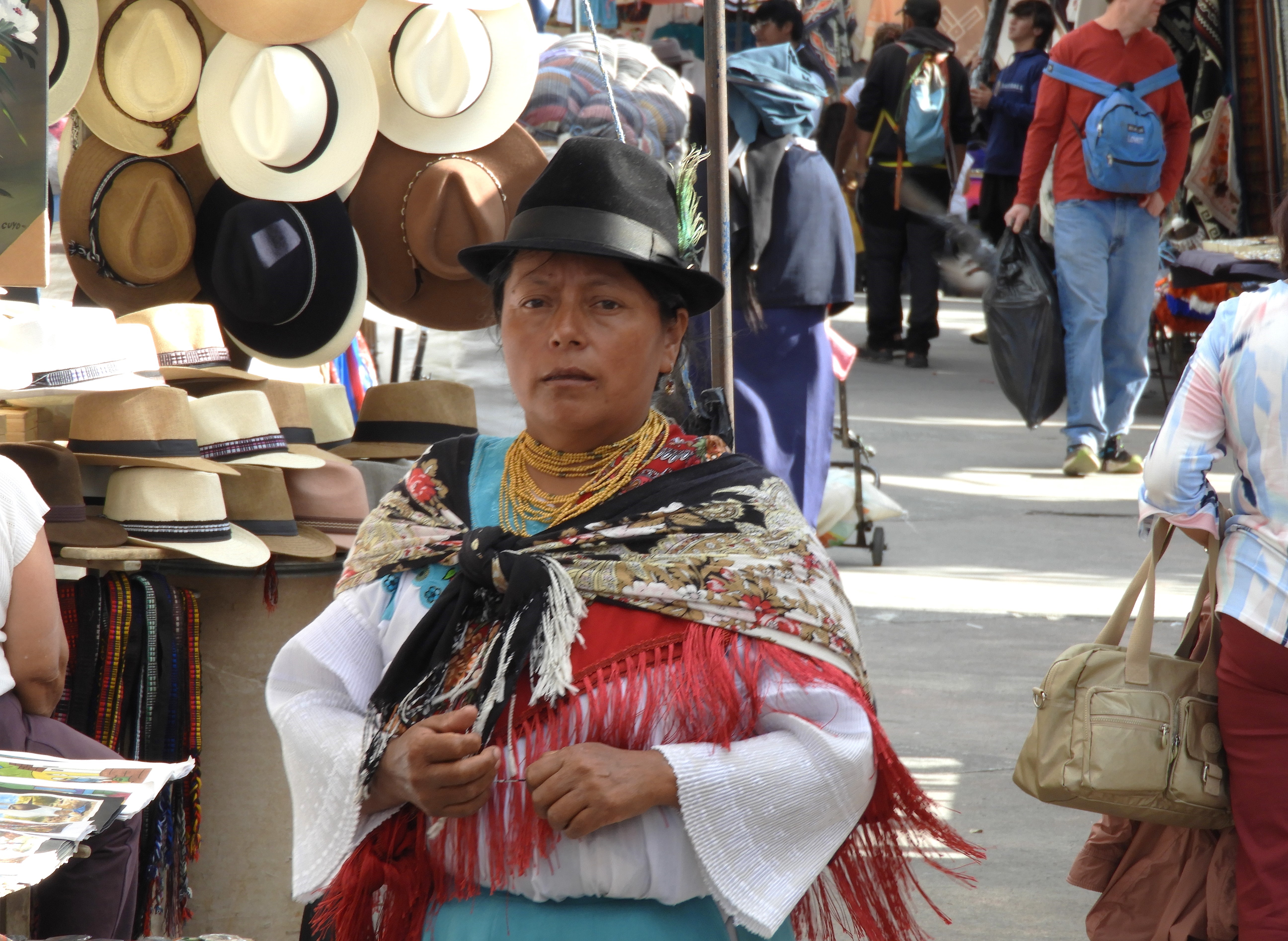 1271 - 004 - Donna in abito tradizionale a Otavalo - Ecuador