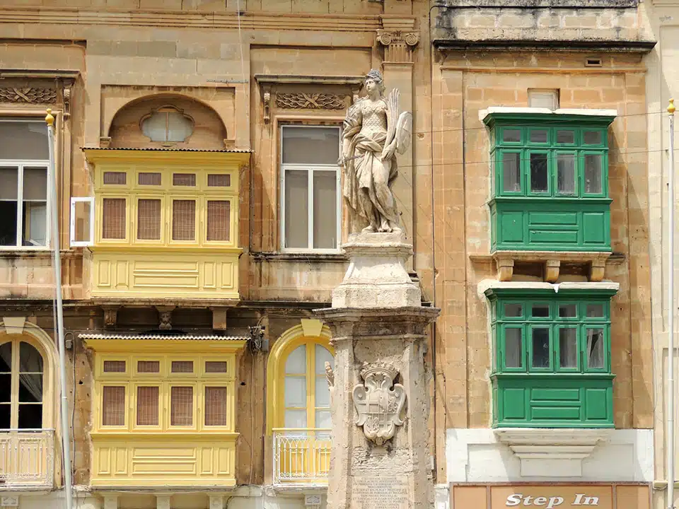 1005 - I tipici balconi a La Valletta - Malta
