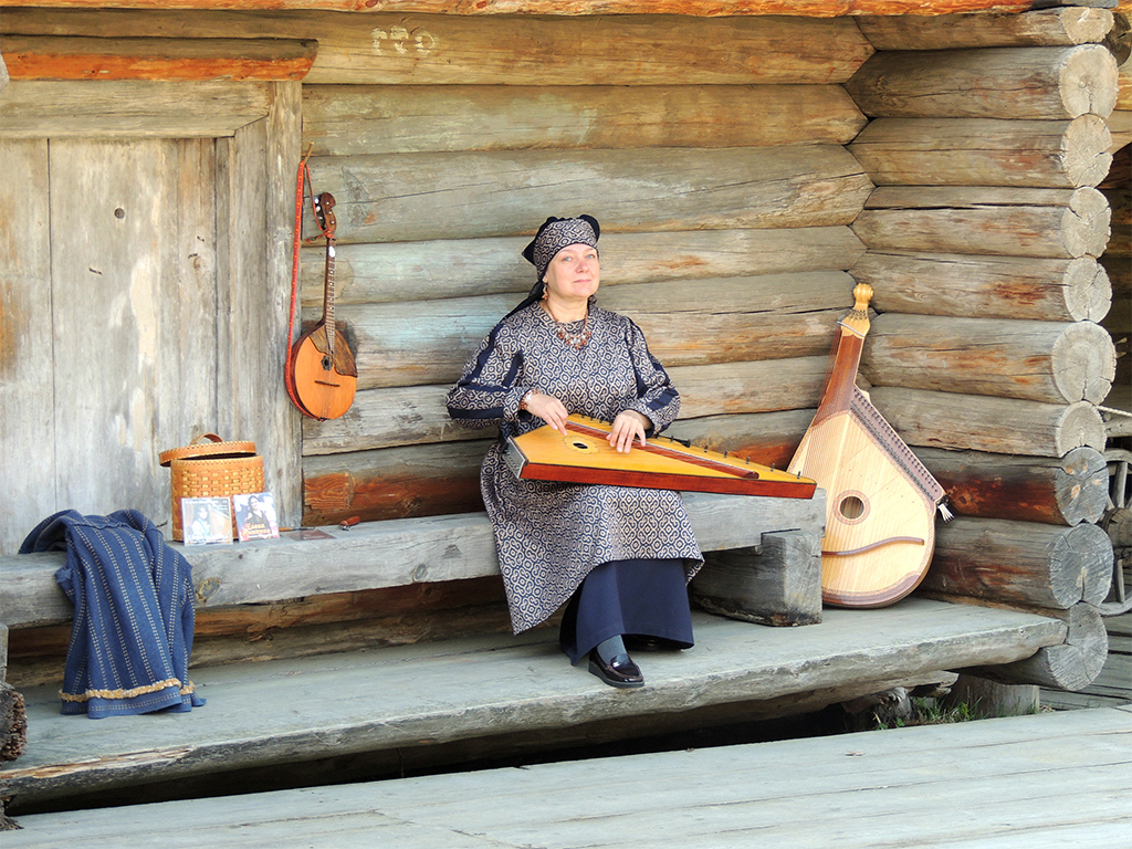 915 - Suonatrice di arpa presso il villaggio Taltsy presso il lago Baikal - Russia