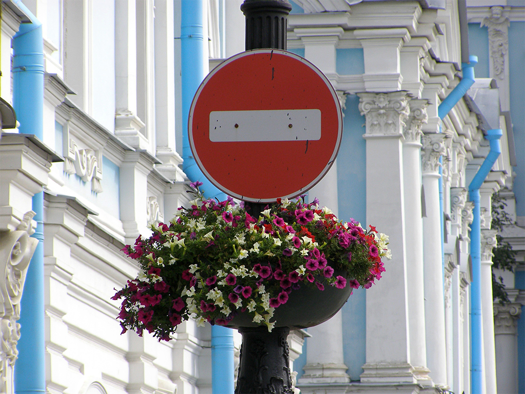 902 - segnaletica stradale fiorita nei pressi della Cattedrale della Resurrezione a San Pietroburgo 