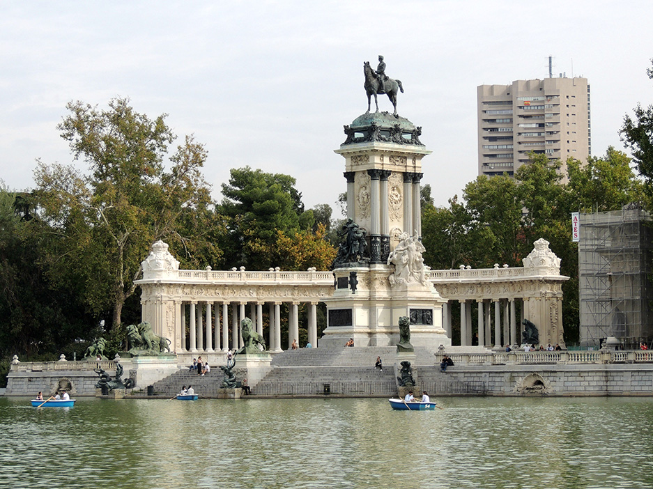 963 - Monumento nel parco del Retiro a Madrid - Spagna