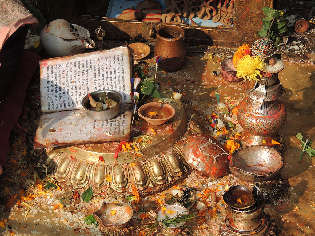 919 - Articoli per riti religiosi presso il tempio Swayambhunath a Kathmandu