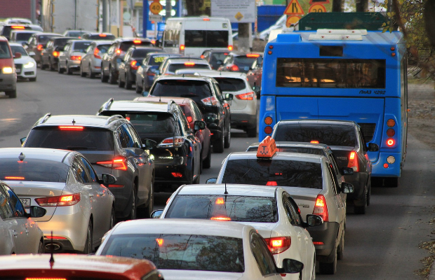 DI NUOVO TROPPE AUTO IN STRADA, ITALIANI IMBOTTIGLIATI