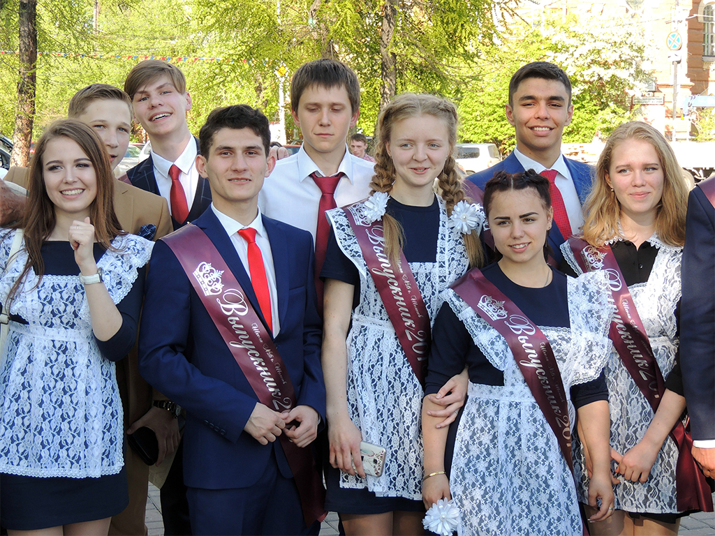 913 - studenti che festeggiano la fine della scuola a Irkutsk