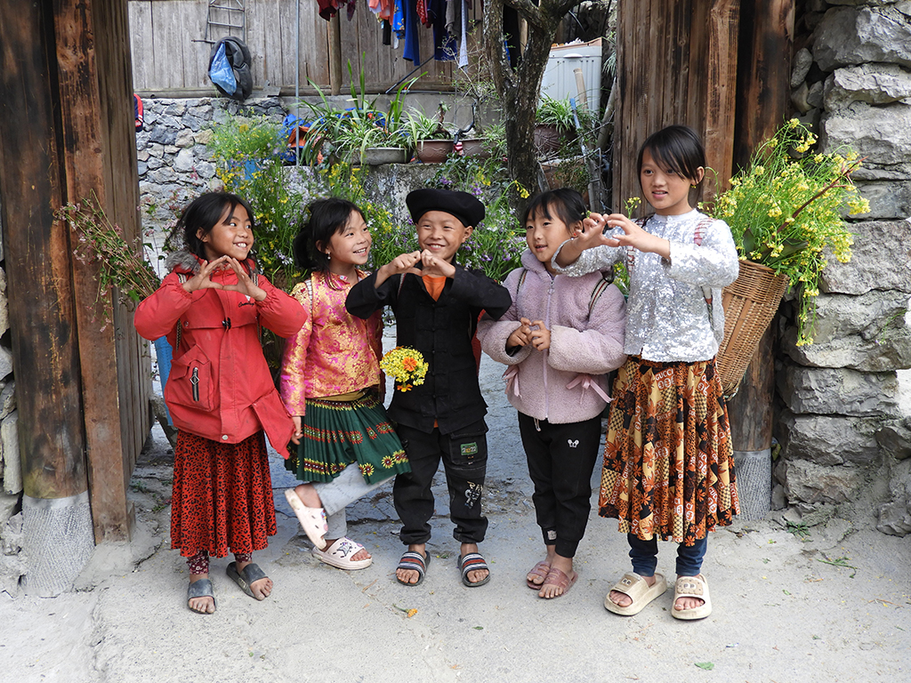 1298 - Bambini nel villaggio di Dong Van - Vietnam